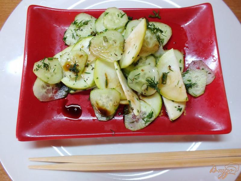 Фото приготовление рецепта: Салат из свежего кабачка с соевым соусом шаг №7