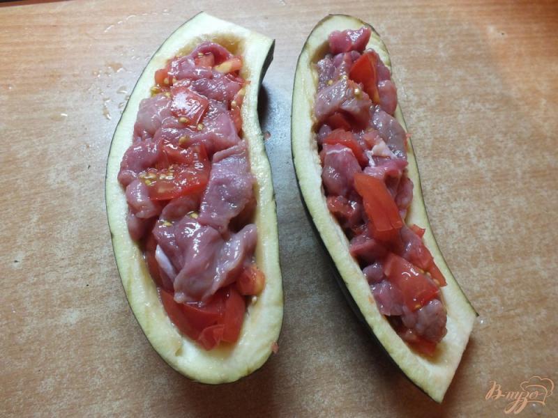 Фото приготовление рецепта: Зразы с мясом и томатами из баклажанов шаг №5