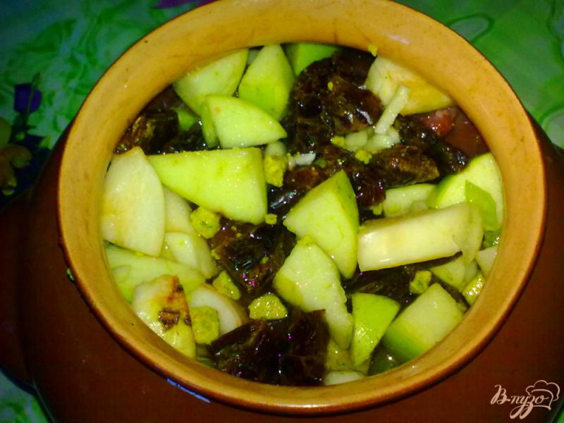 Фото приготовление рецепта: Свинина в горшочке с яблоками и финиками шаг №7