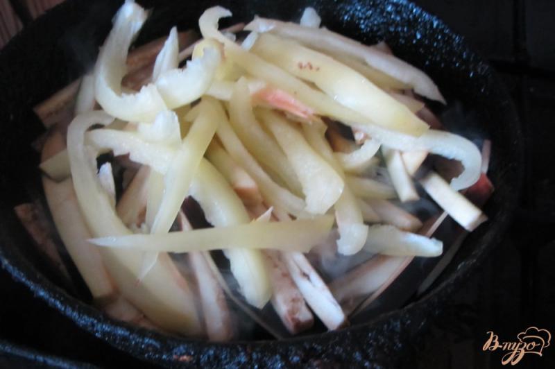Фото приготовление рецепта: Спаржевая фасоль тушенная с овощами и орегано шаг №4