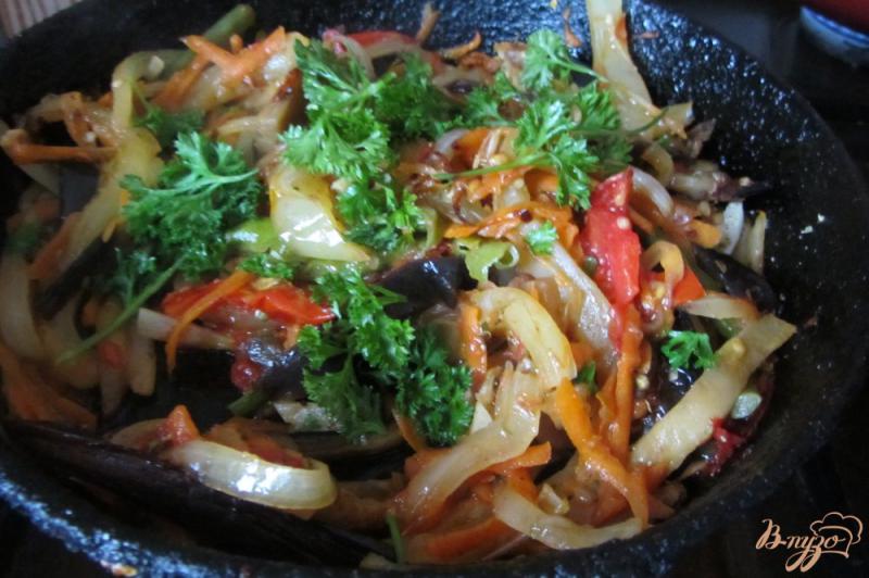 Фото приготовление рецепта: Спаржевая фасоль тушенная с овощами и орегано шаг №10