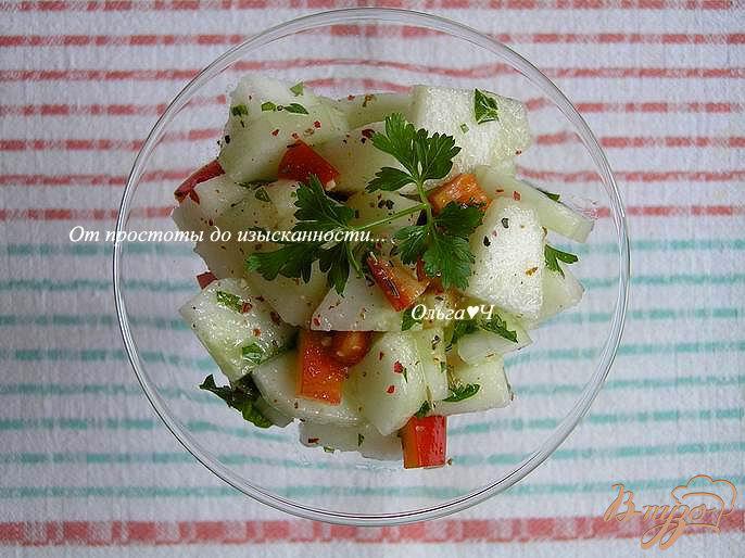 Фото приготовление рецепта: Овощной салат с дыней шаг №4