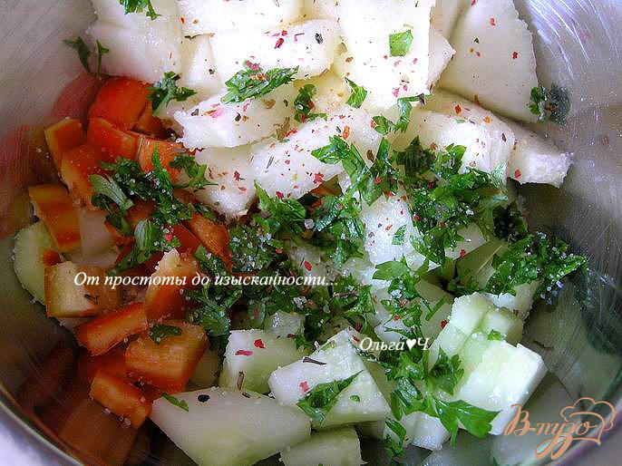 Фото приготовление рецепта: Овощной салат с дыней шаг №2