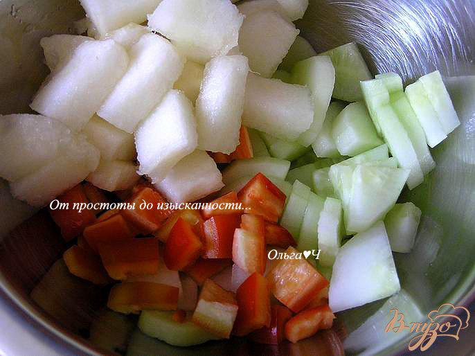Фото приготовление рецепта: Овощной салат с дыней шаг №1