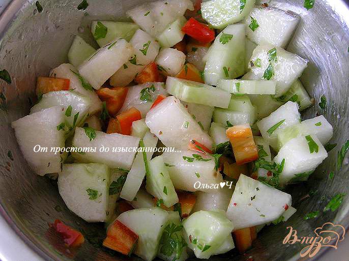 Фото приготовление рецепта: Овощной салат с дыней шаг №3