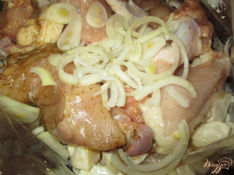 Фото приготовление рецепта: Нежная курица с картошкой в кулинарном рукаве шаг №6