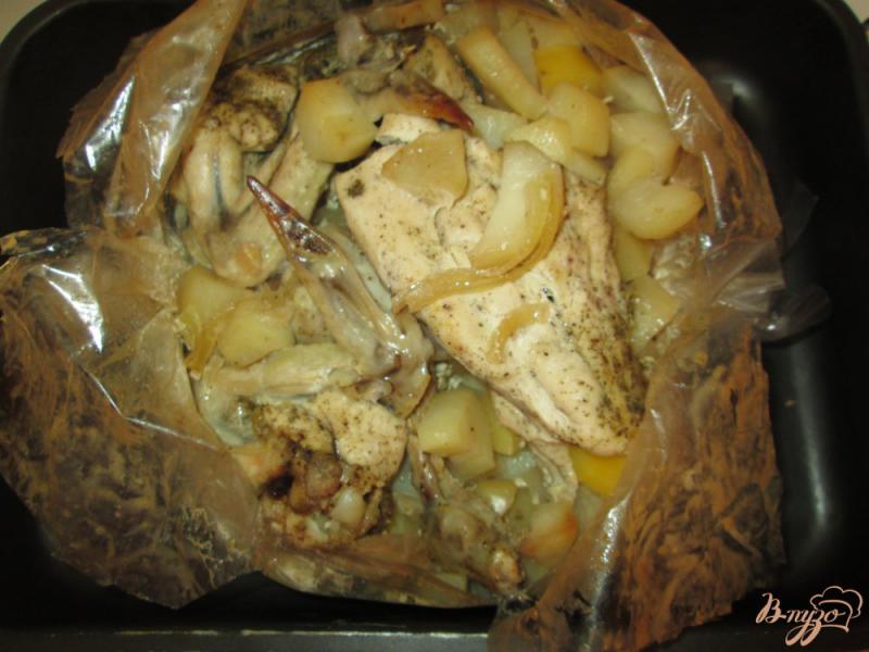 Фото приготовление рецепта: Нежная курица с картошкой в кулинарном рукаве шаг №9