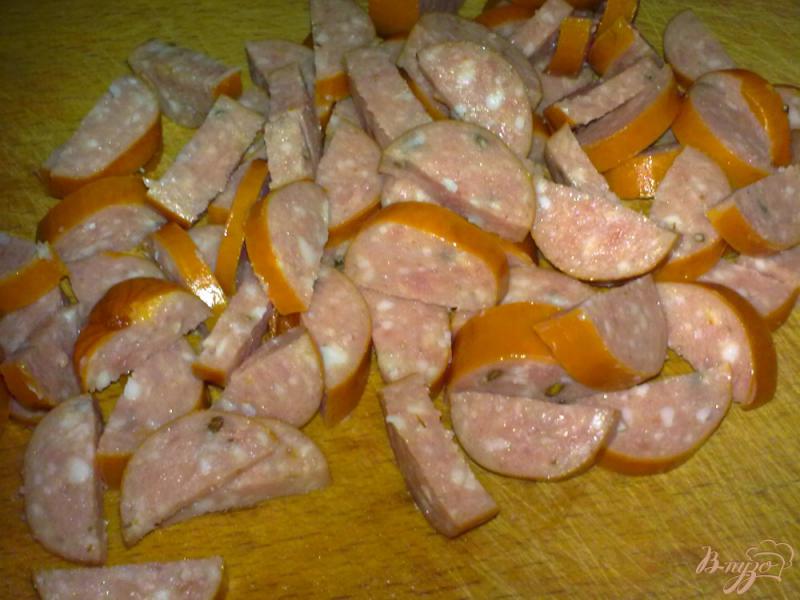 Фото приготовление рецепта: Салат из огурцов  с колбасками шаг №1