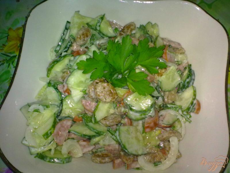 Фото приготовление рецепта: Салат из огурцов  с колбасками шаг №7