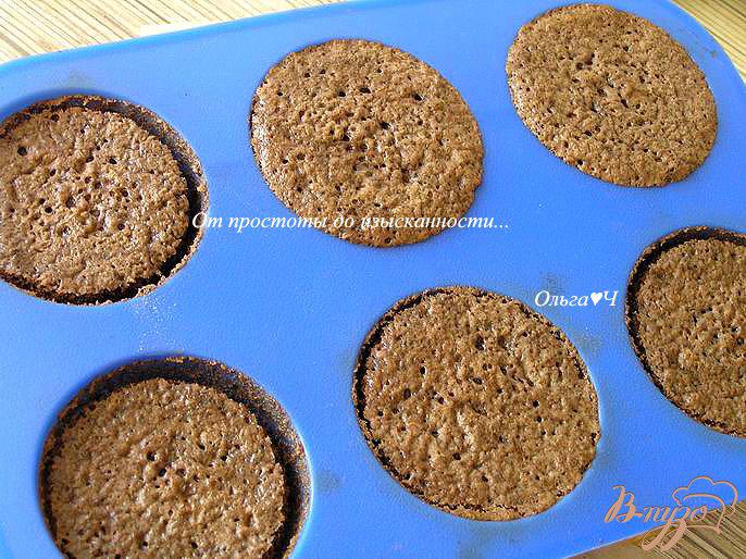 Фото приготовление рецепта: Нежные шоколадные пирожные с малиновым джемом шаг №6