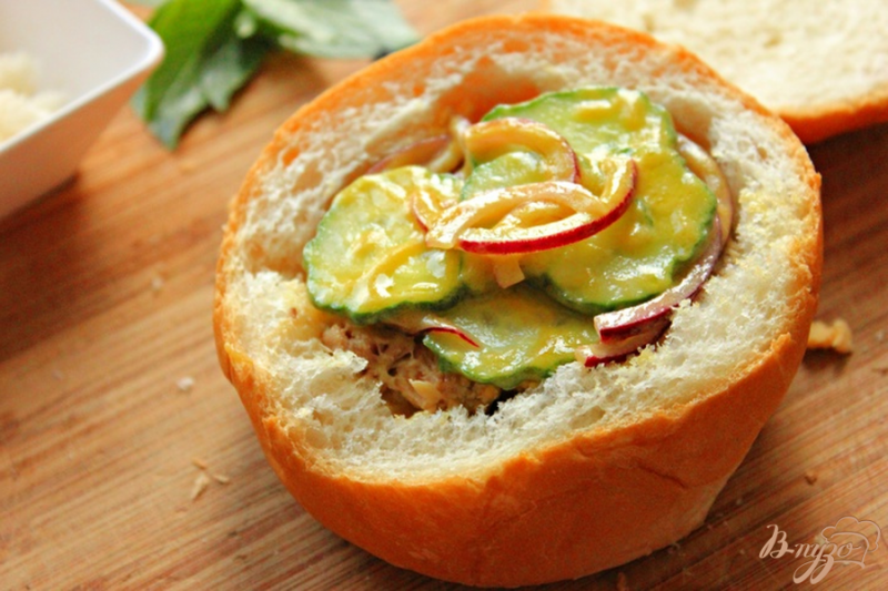 Фото приготовление рецепта: Средиземный сэндвич с тунцом шаг №10