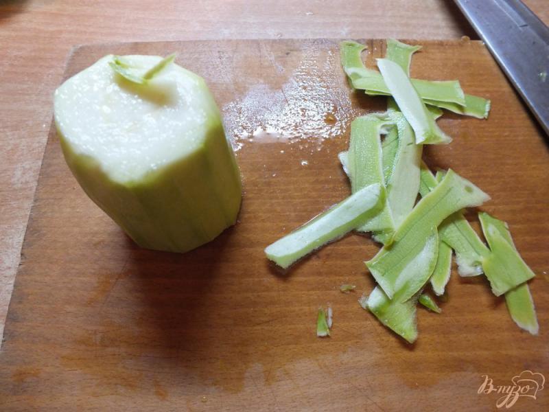 Фото приготовление рецепта: Салат с сырыми кабачками шаг №3