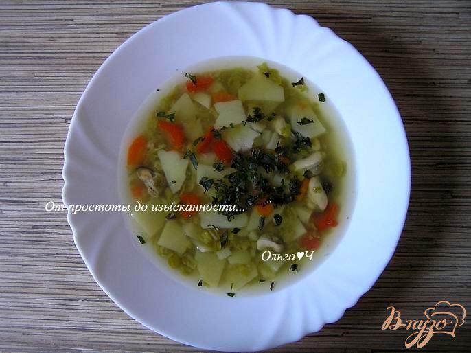 Фото приготовление рецепта: Суп из зеленого гороха с мидиями и базиликом шаг №4