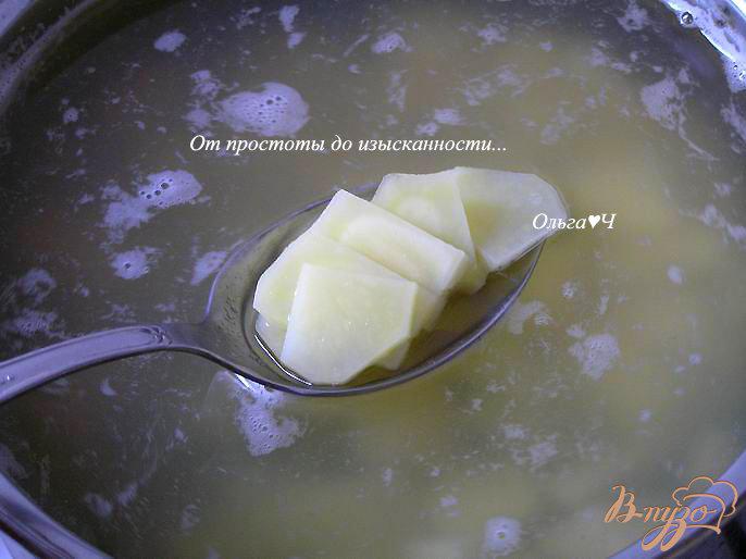 Фото приготовление рецепта: Суп из зеленого гороха с мидиями и базиликом шаг №2