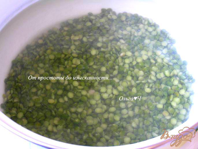 Фото приготовление рецепта: Суп из зеленого гороха с мидиями и базиликом шаг №1