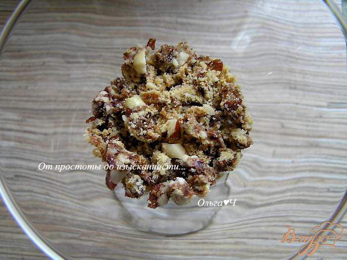 Фото приготовление рецепта: Творожный десерт с шоколадным печеньем и сливой шаг №3