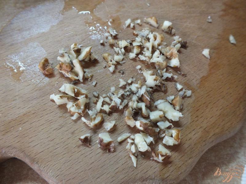 Фото приготовление рецепта: Салат из свежей тыквы с чабером и грецким орехом шаг №6