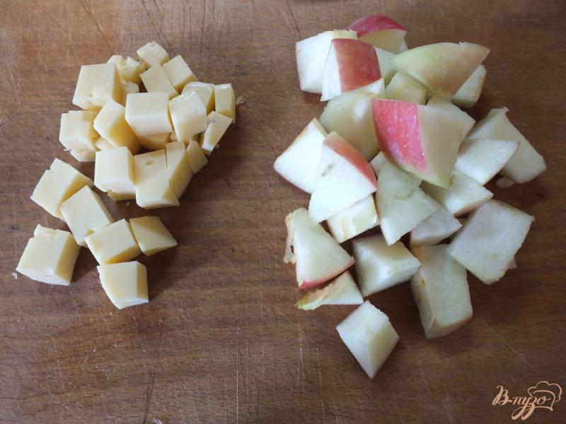 Фото приготовление рецепта: Кексы с сыром и яблоками шаг №7