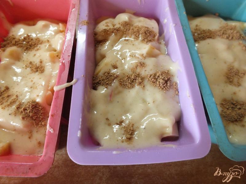 Фото приготовление рецепта: Кексы с сыром и яблоками шаг №11