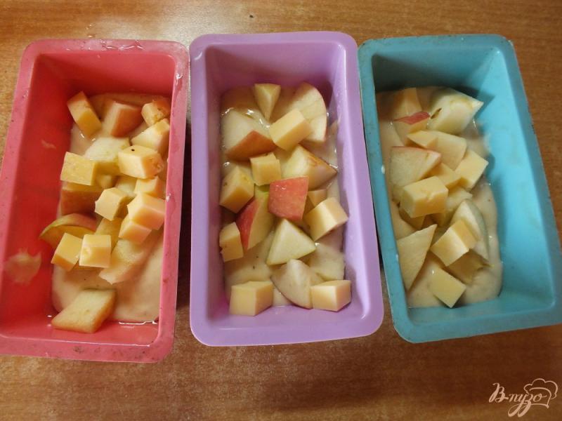 Фото приготовление рецепта: Кексы с сыром и яблоками шаг №9