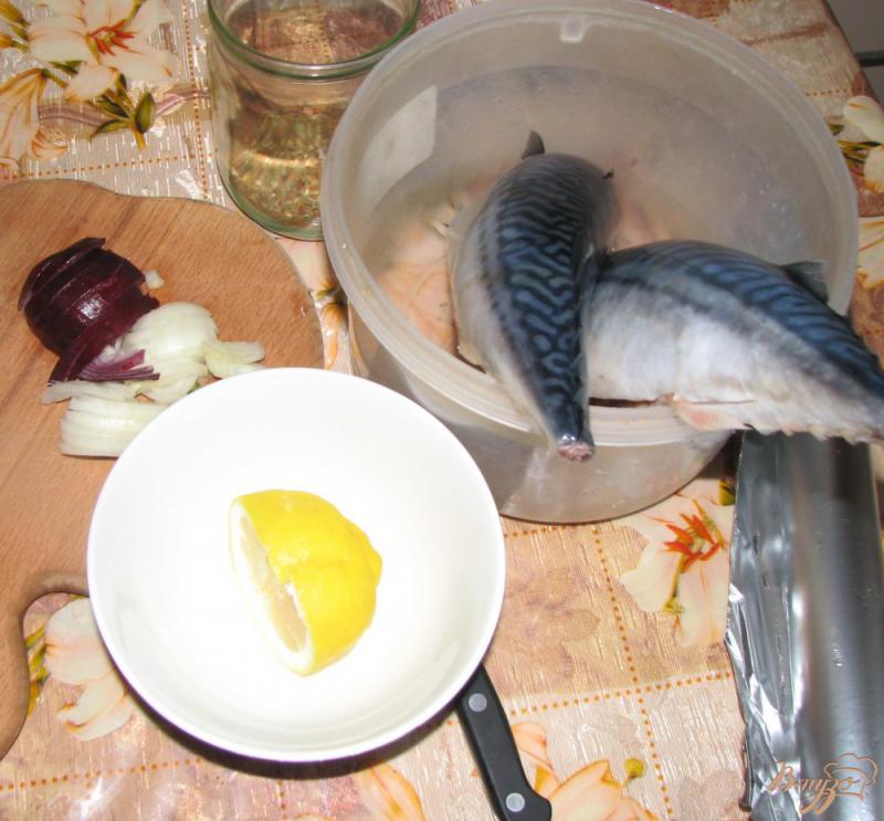 Фото приготовление рецепта: Скумбрия, запеченная в фольге с лимоном и специями шаг №1