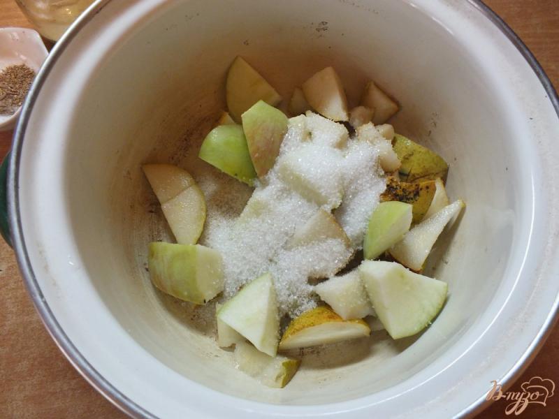 Фото приготовление рецепта: Имбирно-анисовый компот из груш и яблок шаг №4
