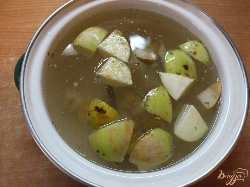 Фото приготовление рецепта: Имбирно-анисовый компот из груш и яблок шаг №6