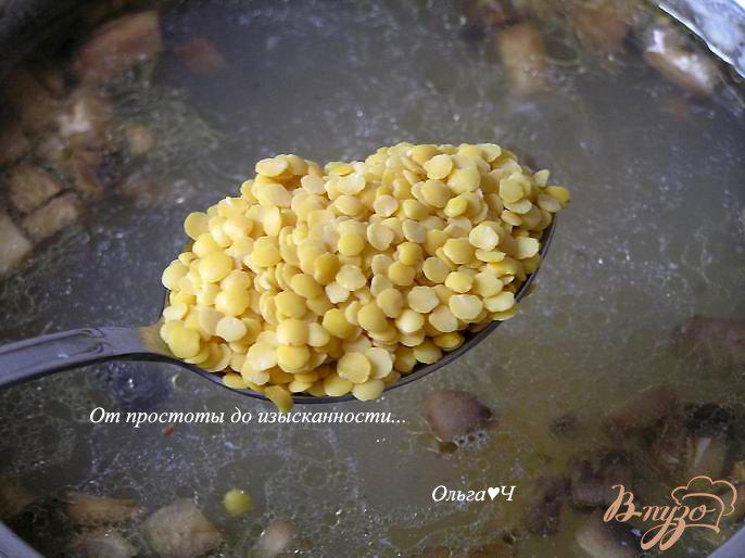 Фото приготовление рецепта: Суп с желтой чечевицей и грибами шаг №4
