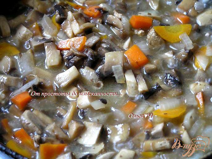 Фото приготовление рецепта: Суп с желтой чечевицей и грибами шаг №3