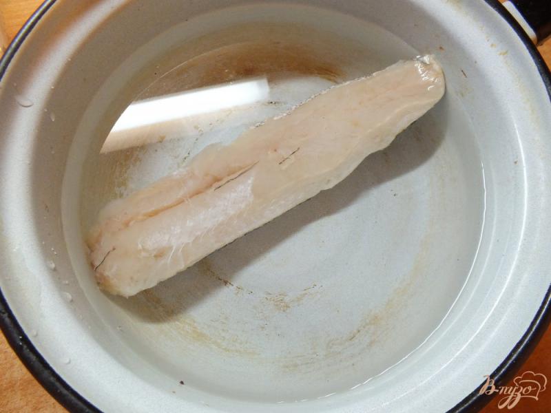 Фото приготовление рецепта: Салат с отварной рыбой шаг №1