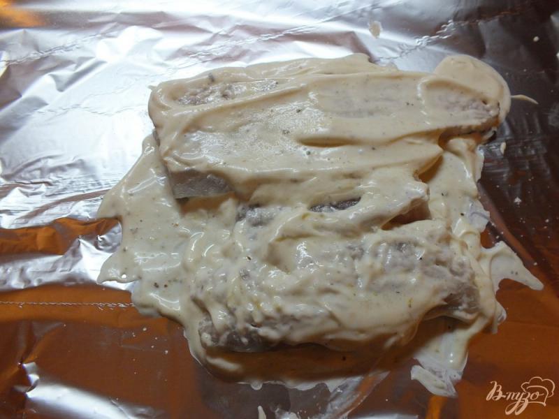 Фото приготовление рецепта: Филе хека запеченное с майонезом шаг №5