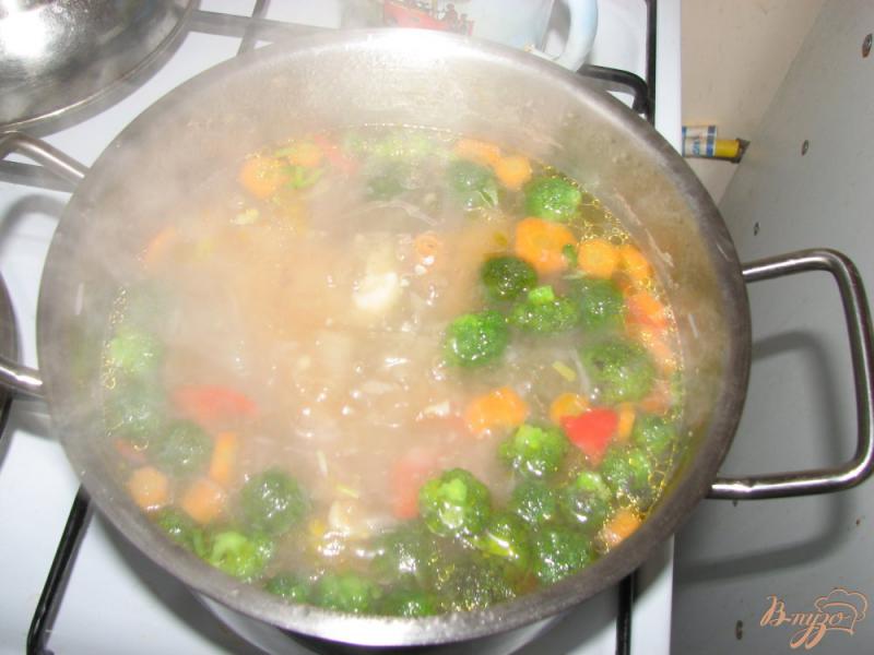 Фото приготовление рецепта: Куринный суп с брокколи шаг №5