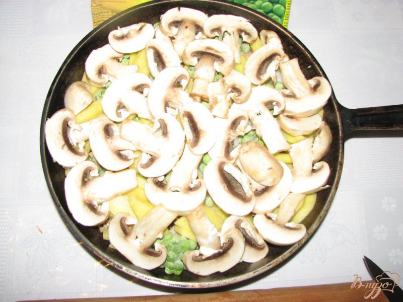 Фото приготовление рецепта: Мясо с овощами под сырной шапкой. шаг №4