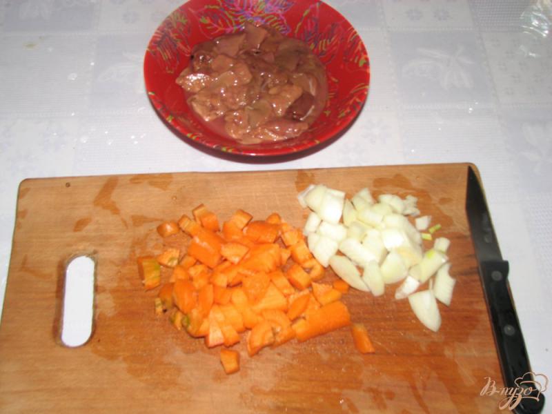 Фото приготовление рецепта: Куриная печенка тушеная  с овощами шаг №1