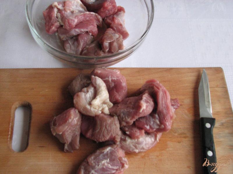 Фото приготовление рецепта: Мясо с курагой и черносливом шаг №3