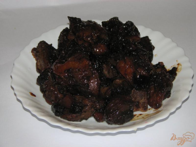 Фото приготовление рецепта: Мясо с курагой и черносливом шаг №11