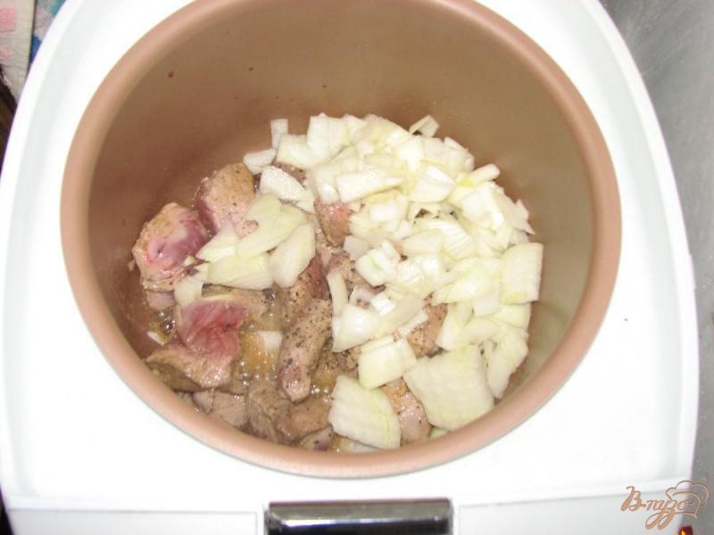 Фото приготовление рецепта: Мясо с курагой и черносливом шаг №7