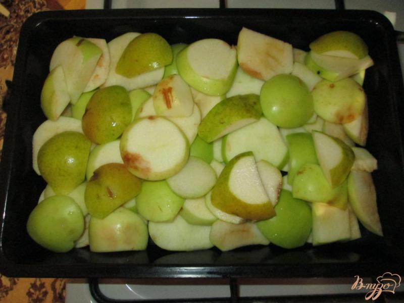 Фото приготовление рецепта: Пирог с яблоками, грушами и сливами шаг №8