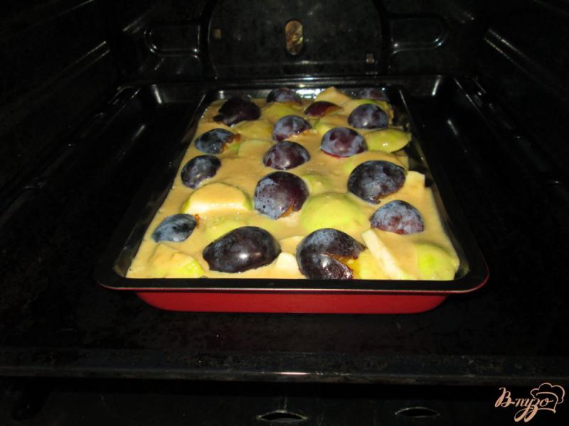 Фото приготовление рецепта: Пирог с яблоками, грушами и сливами шаг №11