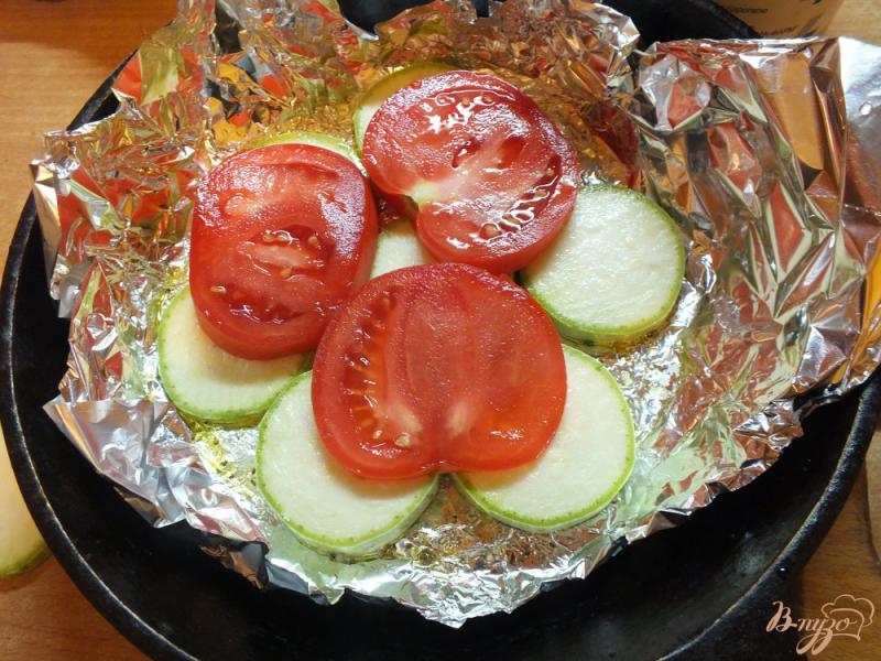 Фото приготовление рецепта: Хек запеченный с овощами шаг №4