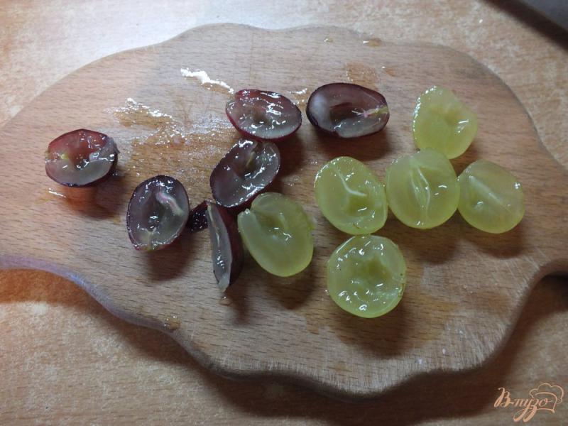Фото приготовление рецепта: Овсяная каша с фруктами, медом и взбитой сметаной шаг №4