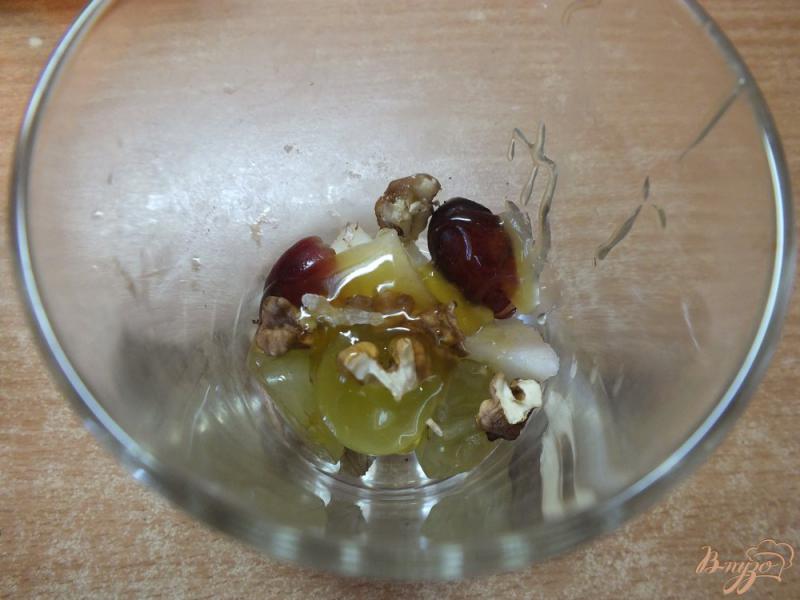 Фото приготовление рецепта: Овсяная каша с фруктами, медом и взбитой сметаной шаг №7