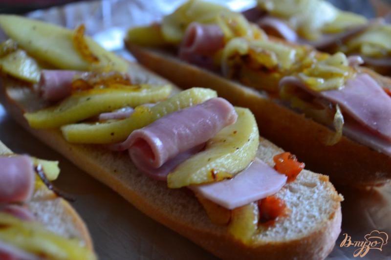 Фото приготовление рецепта: Горячий бутерброд с ветчиной и яблоками шаг №4