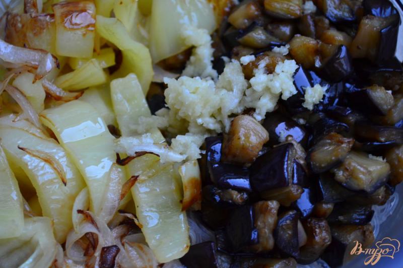 Фото приготовление рецепта: Салат с рисовой лапшой и баклажанами шаг №4