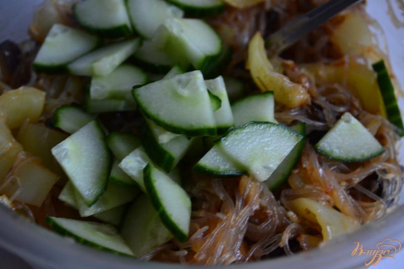 Фото приготовление рецепта: Салат с рисовой лапшой и баклажанами шаг №5