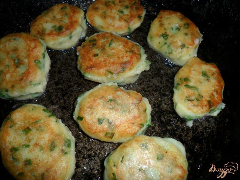 Фото приготовление рецепта: Картофельные пирожки с зеленым чеснаком и петрушкой шаг №6