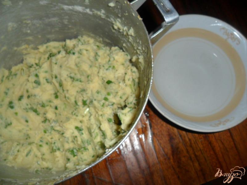 Фото приготовление рецепта: Картофельные пирожки с зеленым чеснаком и петрушкой шаг №4