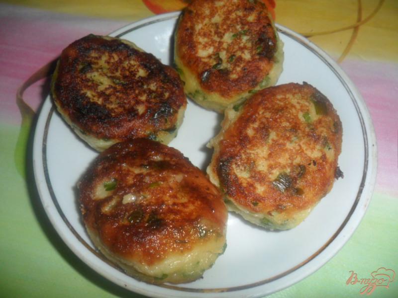 Фото приготовление рецепта: Картофельные пирожки с зеленым чеснаком и петрушкой шаг №7