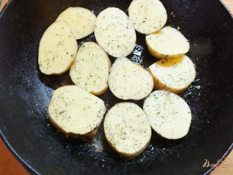 Фото приготовление рецепта: Картофель запеченный с овощами по майонезом шаг №2