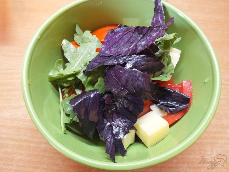 Фото приготовление рецепта: Салат с рукколой и сыром шаг №5